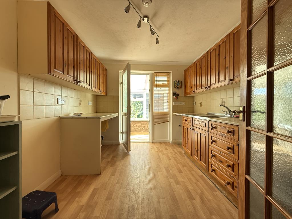 Lot: 164 - TWO-BEDROOM GROUND FLOOR FLAT - Kitchen